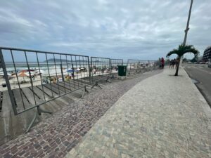 Leia mais sobre o artigo Praia do Forte, principal cartão-postal de Cabo Frio, continua abandonada e sem previsão