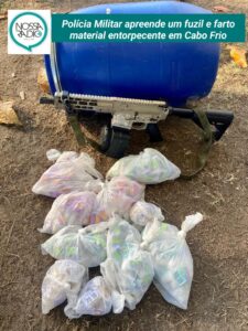 Leia mais sobre o artigo Polícia Militar apreende um fuzil e farto  material entorpecente em Cabo Frio