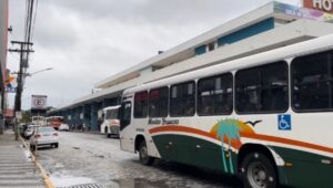 Leia mais sobre o artigo Salineira altera itinerários de linhas de ônibus na Região dos Lagos devido às chuvas; confira as mudanças