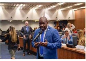 Leia mais sobre o artigo CONDENADOS POR RACISMO SERÃO PROIBIDOS DE ASSUMIR CARGOS COMISSIONADOS