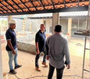 Leia mais sobre o artigo Prefeito de São Pedro da Aldeia Fábio do Pastel vistoria obras de escola na Rua do Fogo