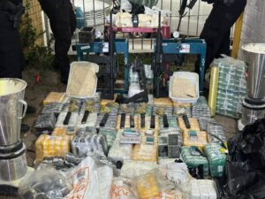 Leia mais sobre o artigo 32º BPM prende cinco homens com farta quantidade de drogas, munições e Fuzis  em casa na Fronteira, em Macaé; prejuízo é de mais de R$ 600 mil