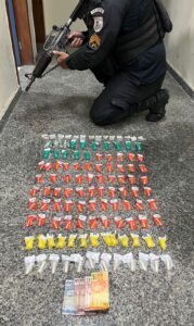 Leia mais sobre o artigo Menor é apreendido com  drogas em Araruama