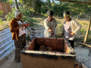 Leia mais sobre o artigo Mulheres do quilombo da Baía Formosa, em Búzios,  recebem forno a lenha para produção de cerâmica