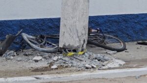 Leia mais sobre o artigo Pai e filha de 11 anos que estavam de bicicleta na calçada são atingidos após acidente entre dois carros em Cabo Frio