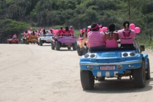 Leia mais sobre o artigo Outubro Rosa: Passeio de buggy deixou Arraial do Cabo mais rosa