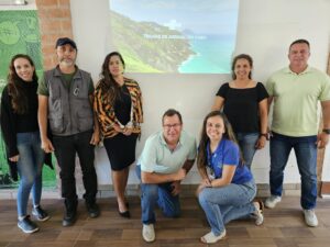 Leia mais sobre o artigo Arraial do Cabo deu o primeiro passo para transformar suas trilhas naturais em um circuito mapeado e sinalizado, que une o turismo de aventura à preservação ambiental.