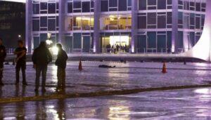 Leia mais sobre o artigo Homem morre após acionar explosivos em frente ao STF; polícia abre inquérito