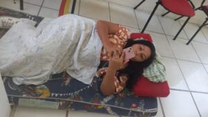 Leia mais sobre o artigo Sem luz em casa há 5 dias, mulher ‘vai dormir’ em concessionária de energia e aproveita tomada e ar-condicionado: ‘aqui está fresquinho’