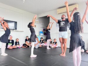 Leia mais sobre o artigo Bailarinas da ONG Associação de Educação para a Paz apresentam espetáculo gratuito neste domingo (08), em Búzios