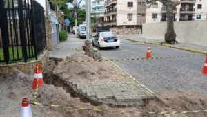 Leia mais sobre o artigo Fiscalização flagra ligação irregular de água em condomínio na região central de Cabo Frio