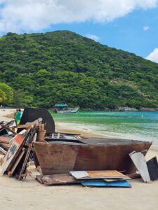 Leia mais sobre o artigo Último barco bar da Praia do Forno é retirado e área é devolvida à natureza