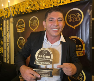 Leia mais sobre o artigo Jefferson Vidal recebe Prêmio Nossa Rádio Destaques 2024 na categoria Atuação Política