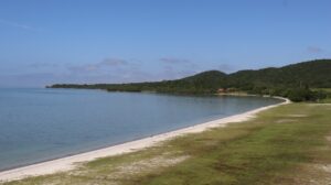 Leia mais sobre o artigo Praia das Pedras de Sapiatiba, em São Pedro da Aldeia, recebe Bandeira Azul