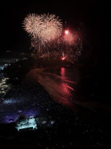Leia mais sobre o artigo “Valeu a pena ê ê”, assistir á queima de fogos na Praia Grande, em Arraial do Cabo