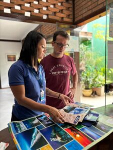 Leia mais sobre o artigo Arraial do Cabo realiza entrega de material publicitário ao trade turístico regularizado Empresas inscritas no CADASTUR podem solicitar um kit completo com mapas e folders