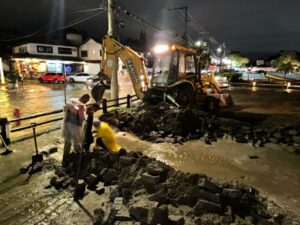 Leia mais sobre o artigo Búzios realiza Operação Integrada para amenizar os transtornos causados pelas fortes chuvas que caíram nesta quarta-feira no município.
