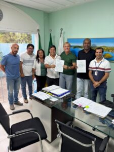 Leia mais sobre o artigo Alexandre Martins assina Certidão de Regularização Fundiária para mais de 200 famílias em Búzios