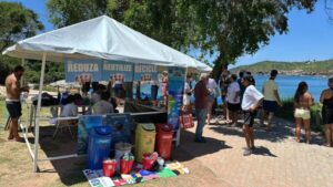 Leia mais sobre o artigo Dezenas de pessoas participam da ação realizada na Praia do Forno no Dia Mundial de Educação Ambiental em Búzios