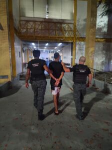 Leia mais sobre o artigo Homem com mandado de prisão em aberto é preso pelo GOC em Arraial do Cabo