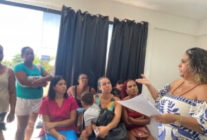 Leia mais sobre o artigo Assistência Social de Tamoios atendem a população em reunião com pais e assistidos pedindo a permanência da equipe da Semas no Cenape
