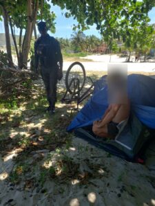 Leia mais sobre o artigo Agentes do Gopam desmontam acampamento irregular em Arraial do Cabo