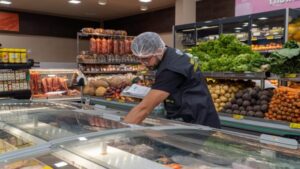 Leia mais sobre o artigo PROCON de Búzios e Vigilância Sanitária realizam fiscalização e descartam quase 200 kg de produtos impróprios para consumo