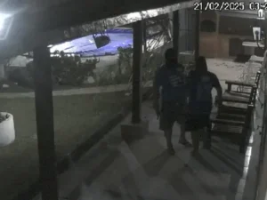 Leia mais sobre o artigo Câmeras de segurança flagram momento em que dois homens invadem casa na Região dos Lagos