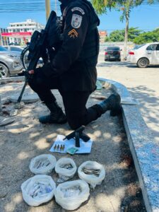 Leia mais sobre o artigo Jovem que guardava material para o tráfico de drogas é preso em Cabo Frio