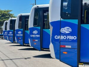 Leia mais sobre o artigo Após encerrar Cartão Dignidade por falta de pagamento da Prefeitura de Cabo Frio, Salineira entrega 8 ônibus novos em ‘parceria’