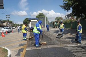 Leia mais sobre o artigo Parceria entre Prefeitura e DER inicia recapeamento da RJ-102 no trecho entre Cem Braças e IFF