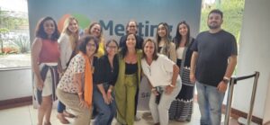 Leia mais sobre o artigo Equipe Multidisciplinar do Projeto Beija-Flor Representa Búzios no Meeting de Autismo