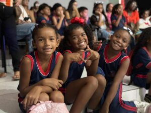 Leia mais sobre o artigo Escola Municipal Adolpho Beranger Júnior celebra 57 anos com show de talentos e homenagens em Arraial do Cabo