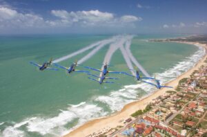 Leia mais sobre o artigo Esquadrilha da Fumaça vai colorir o céu da Praia Grande, em comemoração pelos 40 anos de Arraial do Cabo