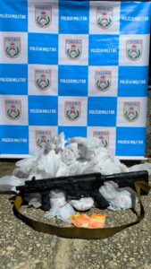 Leia mais sobre o artigo Polícia Militar apreende um fuzil e material entorpecente em São Pedro da Aldeia