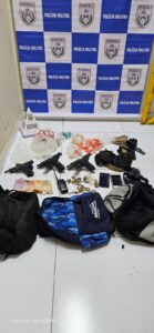 Leia mais sobre o artigo “Camarão que dorme a onda leva” .. Polícia Militar flagra trio com armas e drogas em Araruama