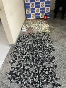 Leia mais sobre o artigo Polícia Militar apreende mais de mil cápsulas de cocaína em Iguaba Grande