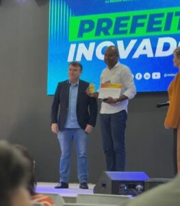 Leia mais sobre o artigo Alexandre Martins recebe título de Prefeito Inovador 2025 no Fórum de Cidades Digitais e Inteligentes