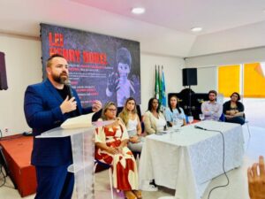 Leia mais sobre o artigo Prefeitura de Búzios realiza palestra com Leniel Borel em ação do Maio Laranja