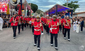 Leia mais sobre o artigo Banda Marcial dos Fuzileiros Navais realiza desfile cívico em homenagem aos 40 anos de Arraial do Cabo (RJ)