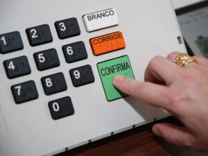 Leia mais sobre o artigo CCJ do Senado aprova fim da reeleição para presidente, prefeitos e governadores