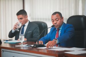 Leia mais sobre o artigo Com um Presidente da ‘base’ e o Vice da oposição e com votações duvidosas, o que a Câmara dos Vereadores de Búzios realmente é? A pior de todos os tempos