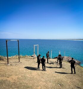 Leia mais sobre o artigo Fiscalização remove estruturas irregulares em área de preservação na Praia Grande, em Arraial do Cabo
