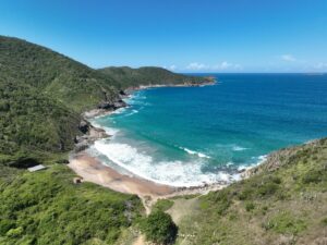 Leia mais sobre o artigo Júri Nacional Bandeira Azul aprova quatro praias em Búzios para a temporada 2025/2026: Forno, Azeda, Tucuns e José Gonçalves