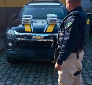 Leia mais sobre o artigo PRF e PF apreendem 22 quilos de pasta base de cocaína em Casimiro de Abreu