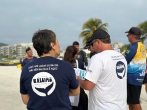 Leia mais sobre o artigo Ação da FUNTEC Ambiental orienta embarcações sobre regras de navegação responsável durante a temporada de baleias-jubarte em Arraial do Cabo