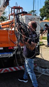 Leia mais sobre o artigo Prefeitura de Búzios faz operação limpa fio no bairro do Cruzeiro