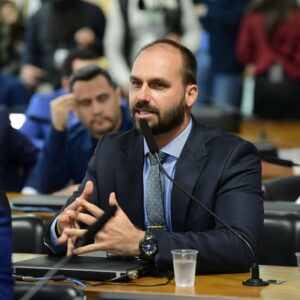 Leia mais sobre o artigo Moraes bloqueia bens, contas e Pix de Eduardo Bolsonaro