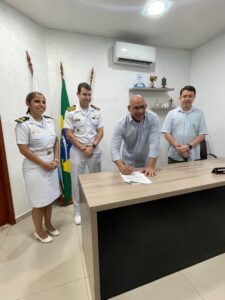 Leia mais sobre o artigo Prefeitura de Arraial do Cabo firma parceria com a Marinha do Brasil para implantação do Programa Forças no Esporte (Profesp)