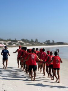 Leia mais sobre o artigo Preparativos para o verão! Guarda-vidas de Arraial do Cabo iniciam treinamento focado na alta temporada